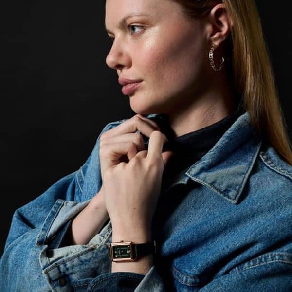Découvrez notre avis complet sur la montre Fossil Raquel : un modèle quartz élégant combinant style féminin et fiabilité. Guide d'achat et caractéristiques détaillées. 